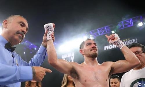 Непобежденный американец выиграл нокаутом в первом раунде и потерял сознание. Видео