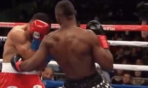 Боксер с 40 боями в профи проиграл титул нокаутом за 58 секунд из-за «Черной магии». Видео
