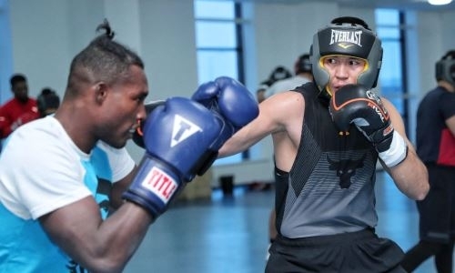 Капитан сборной Казахстана провел спарринг с олимпийским чемпионом из Кубы