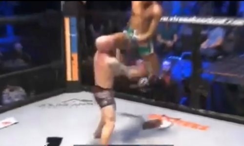 Такого не увидишь даже в UFC. Боец MMA внезапно вырвался из партера и в прыжке нокаутировал соперника. Видео