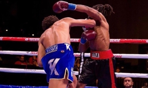 Сначала с правой, потом с левой. 18-летний проспект промоутера «Канело» вырубил соперника в первом раунде. Видео