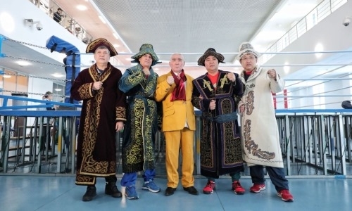 Ветеран казахстанского бокса подарил чапаны иностранным тренерам на УТС