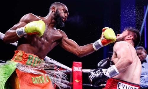 Непобежденный американец хитрым способом нокаутировал казахстанского боксера