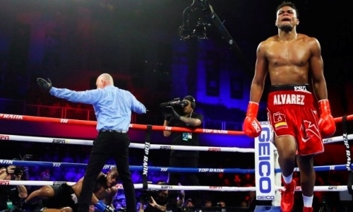 Альварес после Ковалева оформил яркий нокаут правым хуком в титульном бою с американцем. Видео