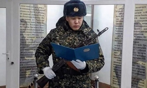 Чемпион мира по боксу из Казахстана ушел в армию и принял присягу