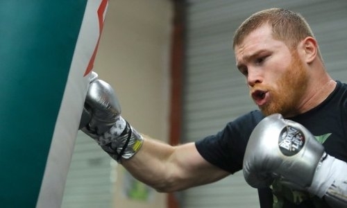 «Поезд ушел». Промоутер «Канело» рассказал об отказе чемпиона мира в весе Головкина от боя с ним