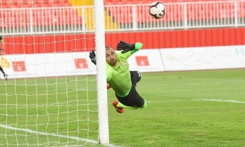 «В Сербии я входил в тройку лучших вратарей». Ставший голкипером центральный защитник впервые покинул свою страну ради КПЛ