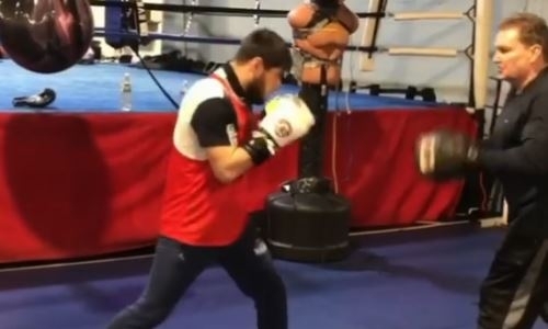 Наставник казахстанского боксера показал видео с его тренировки после досрочного поражения