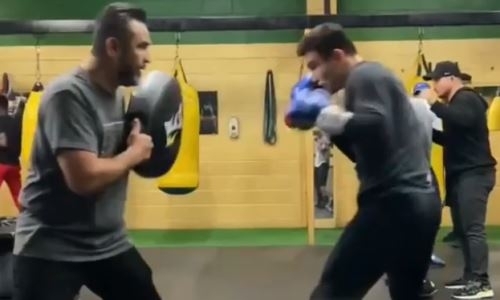 Казахстанский нокаутер продолжает тренировки с экс-наставником Энди Руиса