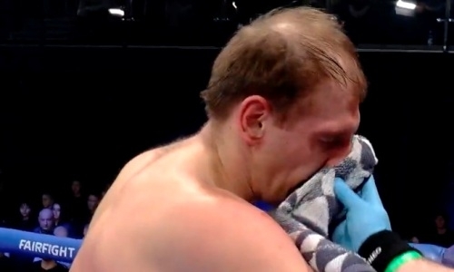 Российскому дебютанту разбили нос мощным апперкотом в вечере с участием казахстанца. Видео нокаута