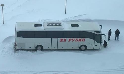 Автобус команды МХЛ пришлось откапывать из снега после матча в Нур-Султане
