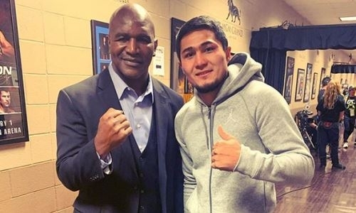 Непобежденный казахстанский боксер с титулом WBC встретился с легендарным Холифилдом