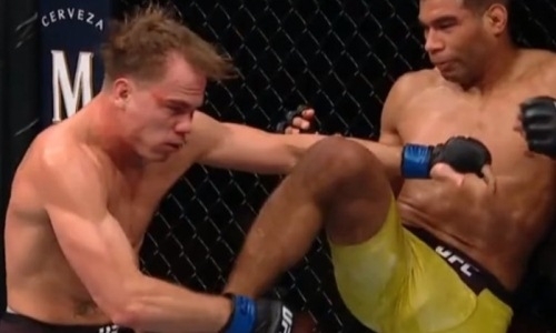 Боец UFC увлекся атакой и пропустил мощнейший удар коленом в голову. Видео нокаута