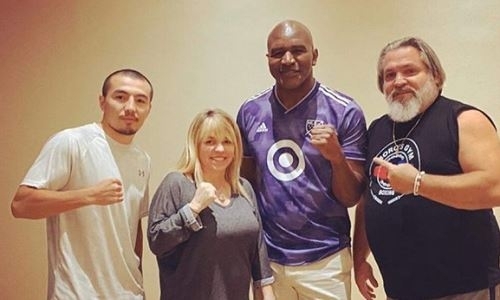 Обещавший шокировать мир казахстанский боксер встретился с Холифилдом и обсудил планы