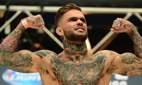 «Будто изолентой замотался, журавлей каких-то набил и ходит». Российский файтер наехал на бывшего чемпиона UFC