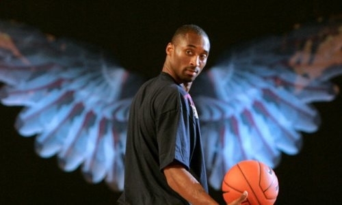 В Сети появилось фото Коби Брайанта в тюбетейке и с флагом Казахстана