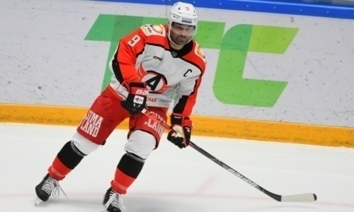 Клуб форварда сборной Казахстана добился победы в овертайме и продолжает погоню за «Барысом» в КХЛ