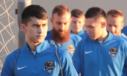 Казахстанский футболист клуба РПЛ рассмешил партнеров казахским народным танцем. Видео