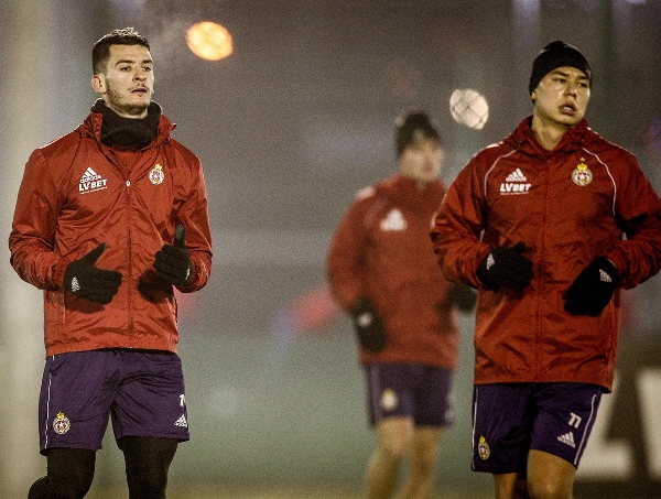 Футболист сборной Казахстана провел первую тренировку в европейском клубе. Фото