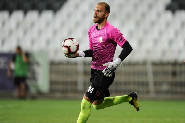 «В Сербии я входил в тройку лучших вратарей». Ставший голкипером центральный защитник впервые покинул свою страну ради КПЛ