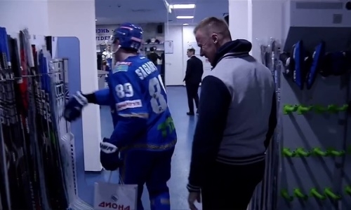 «Молодчики» от Скабелки и широкий жест от Сагадеева. Видео из раздевалки «Барыса» после победы над «Нефтехимиком»