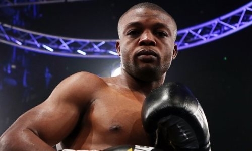 Африканский боксер завоевал титул чемпиона мира в весе Шуменова в бою с двумя взаимными нокдаунами. Видео