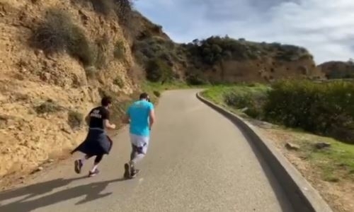 Непобежденные казахстанские боксеры совершили пробежку до символа Голливуда. Видео