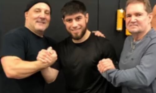 Казахстанский боксер улучшает «физику» перед возвращением на ринг. Видео