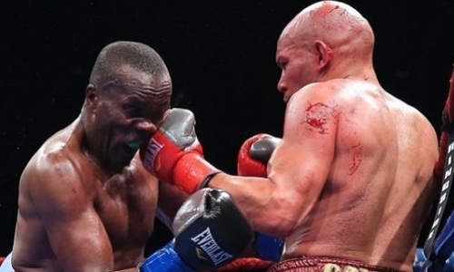 Судьи помогли экс-чемпиону мира спорным решением победить 41-летнего ветерана. Видео