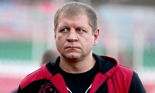 Емельяненко засняли на камеру в странном виде возле больницы. Видео