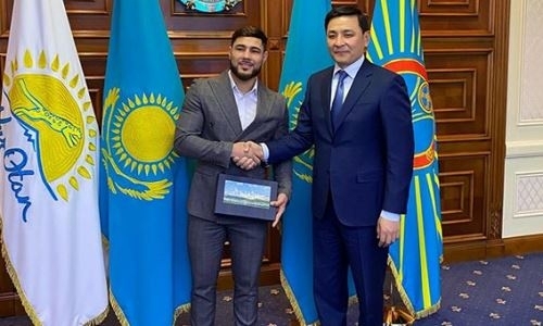 Казахстанский боксер с титулами WBC встретился с акимом Нур-Султана