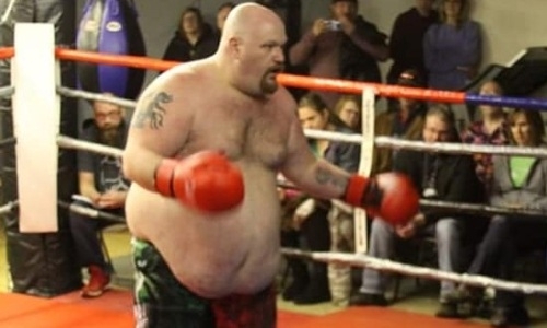Супертяж «ожил» после нокдауна и нокаутировал 186-килограммового соперника одним ударом. Видео