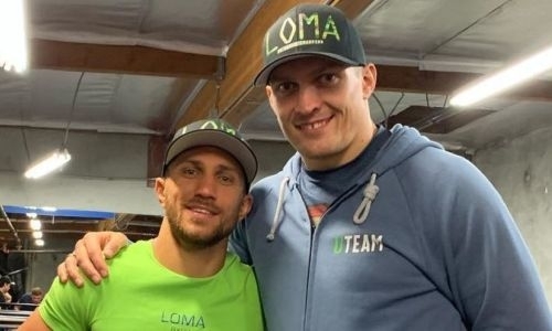 Усик в стихах ответил военному, назвавшему его и Ломаченко обезьянами