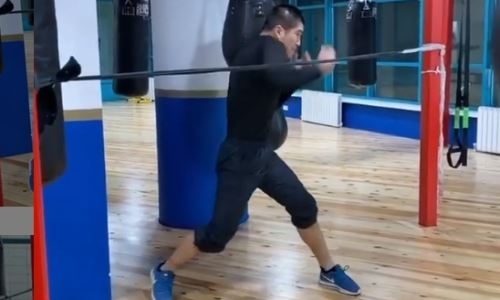 Непобежденный казахстанский боксер продолжает подготовку к возвращению на ринг. Видео