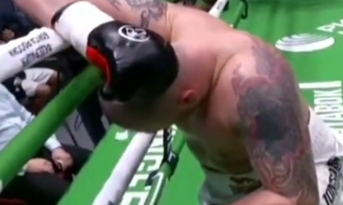 Узбекский боксер ударом по затылку нокаутировал бывшего соперника казахстанского супертяжа. Видео