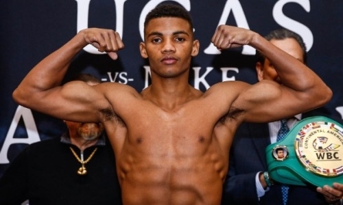 Спарринг-партнер Данияра Елеусинова нокаутировал соперника с 27 победами и стал чемпионом WBC. Видео