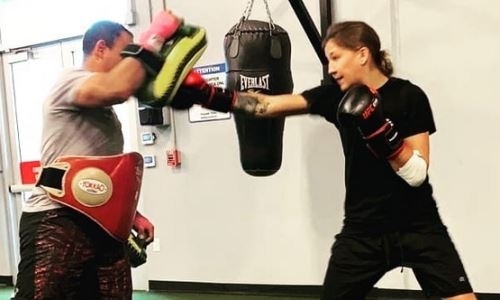 «Неделю лежала в кровати». Девушка-боец из Казахстана рассказала о своем состоянии после ДТП и срыва боя в США