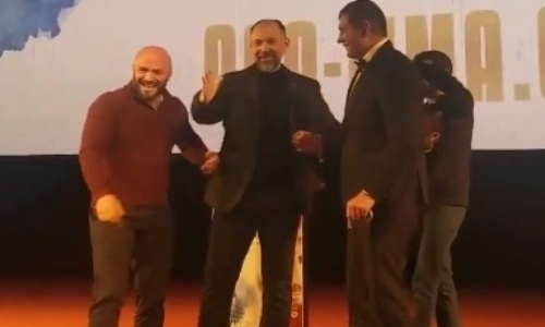 Александр Емельяненко напугал Магомеда Исмаилова во время дуэли взглядов. Видео