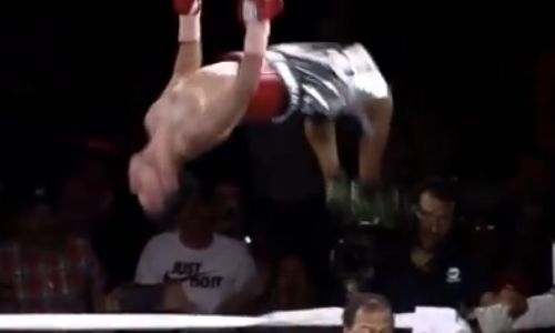 Экс-чемпион мира жестко нокаутировал соперника в титульном бою и эффектно отпраздновал победу. Видео