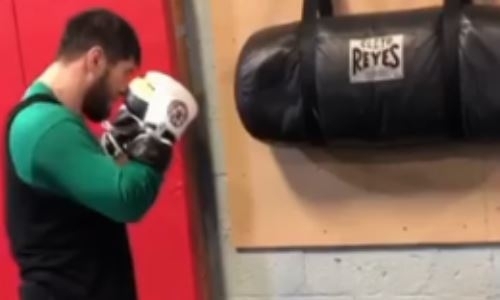 Казахстанский нокаутер готовится к дебюту в новом весе. Видео