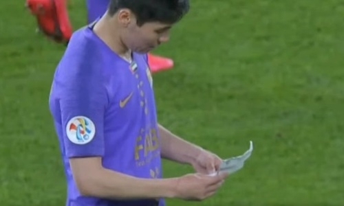 Исламхан получил таинственное послание прямо посреди матча Лиги Чемпионов. Видео