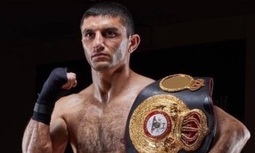 Чемпион мира героически выиграл титульный бой со сломанной рукой. Видео