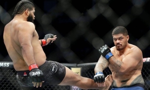 Бой супертяжей в UFC завершился быстрым нокаутом после правого хука и апперкота с добиванием. Видео