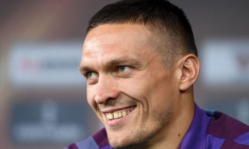 «Продолжайте ликовать». Усик оригинально поставил точку в вопросе своей травмы. Видео