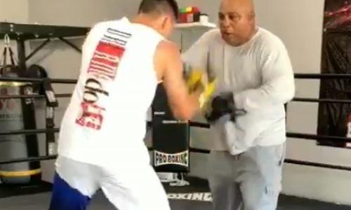 Наставник Алимханулы показал видео с их тренировки перед боем в андеркарде у Бетербиева