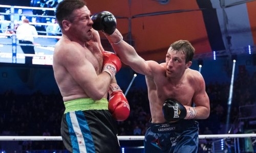 Уничтожение. Тяжеловес из России брутальным нокаутом выиграл главный бой вечера. Видео