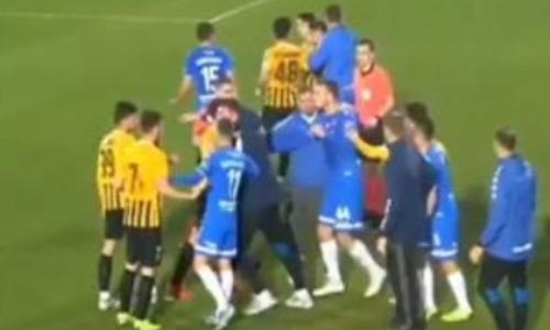 Футболист сборной России устроил потасовку в матче против «Кайрата» с участием болельщиков. Видео