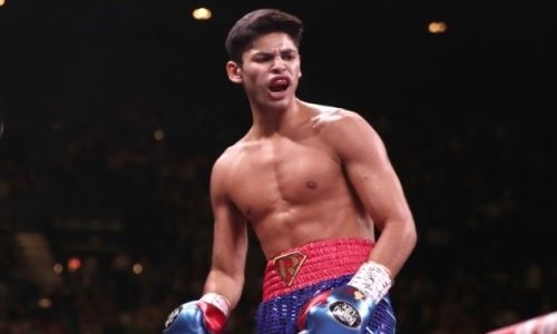 Восходящая звезда бокса из команды «Канело» молниеносным нокаутом в первом раунде защитил титул WBC. Видео