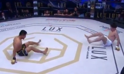Бойцы ММА одновременно отправили друг друга в нокдаун. Видео