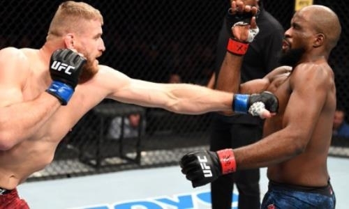 Главного претендента на титульный поединок с лучшим бойцом UFC сенсационно нокаутировали в первом раунде. Видео